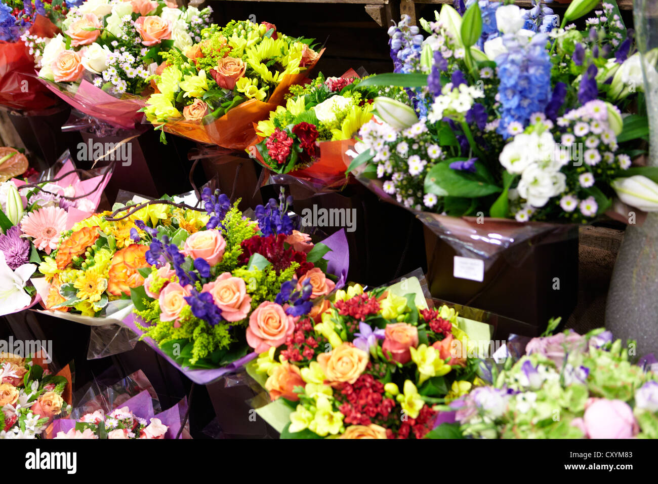 Cut flower street stall Stock Photo - Alamy