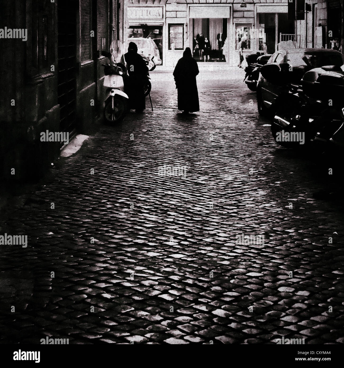 Women walking street silhouette hi-res stock photography and images - Alamy