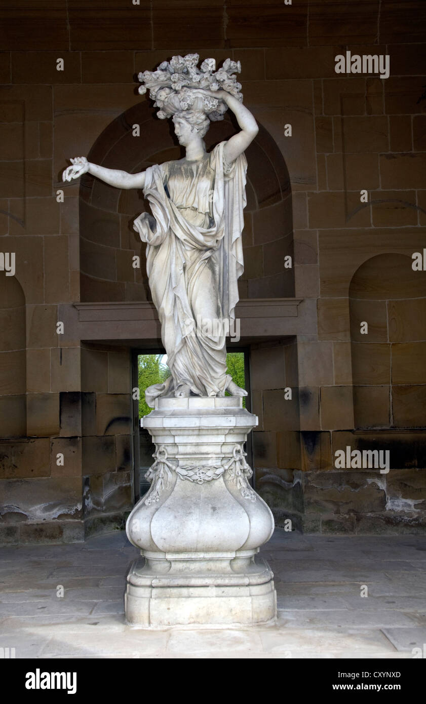 DERBYSHIRE; BAKEWELL; CHATSWORTH; TEMPLE OF FLORA; FLORA'S STATUE (DESIGNED BY CAIUS GABRIEL CIBBER) Stock Photo
