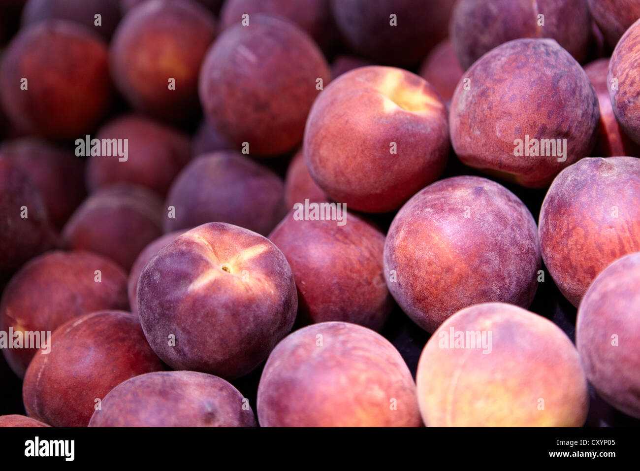 peaches organic fruit and vegetable stall Stock Photo