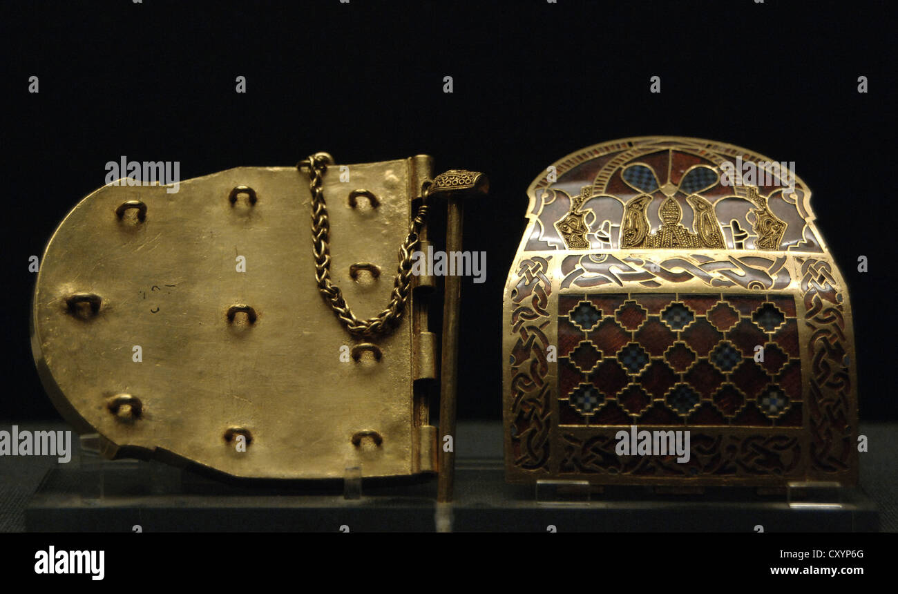 Sutton Hoo Treasure. Royal shoulder-clasps decorated with inlaid gold, enamel and garnet. Near Woodbridge, Suffolk, England. Stock Photo