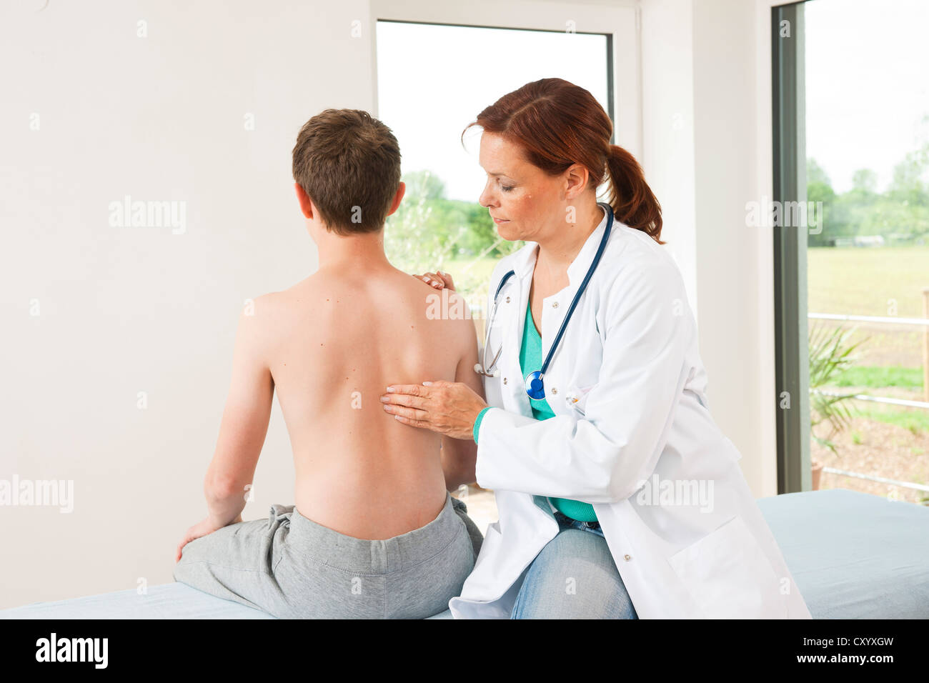 Врач по пояснице. Врач осматривает спину. Врач вертебролог. Осмотр позвоночника врачом. Врач осматривает пациента.