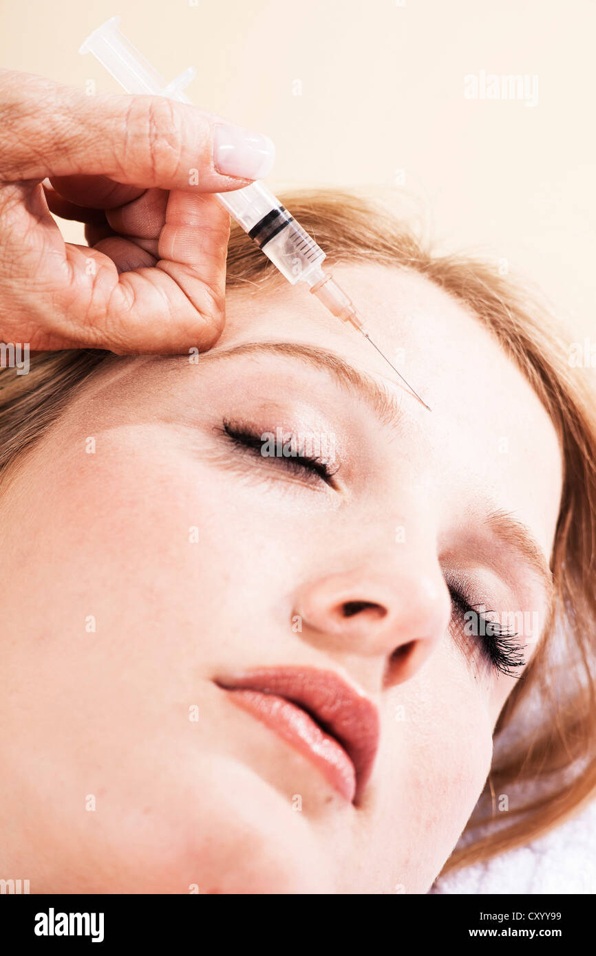 Syringe on the face of a patient, Botox treatment Stock Photo Alamy
