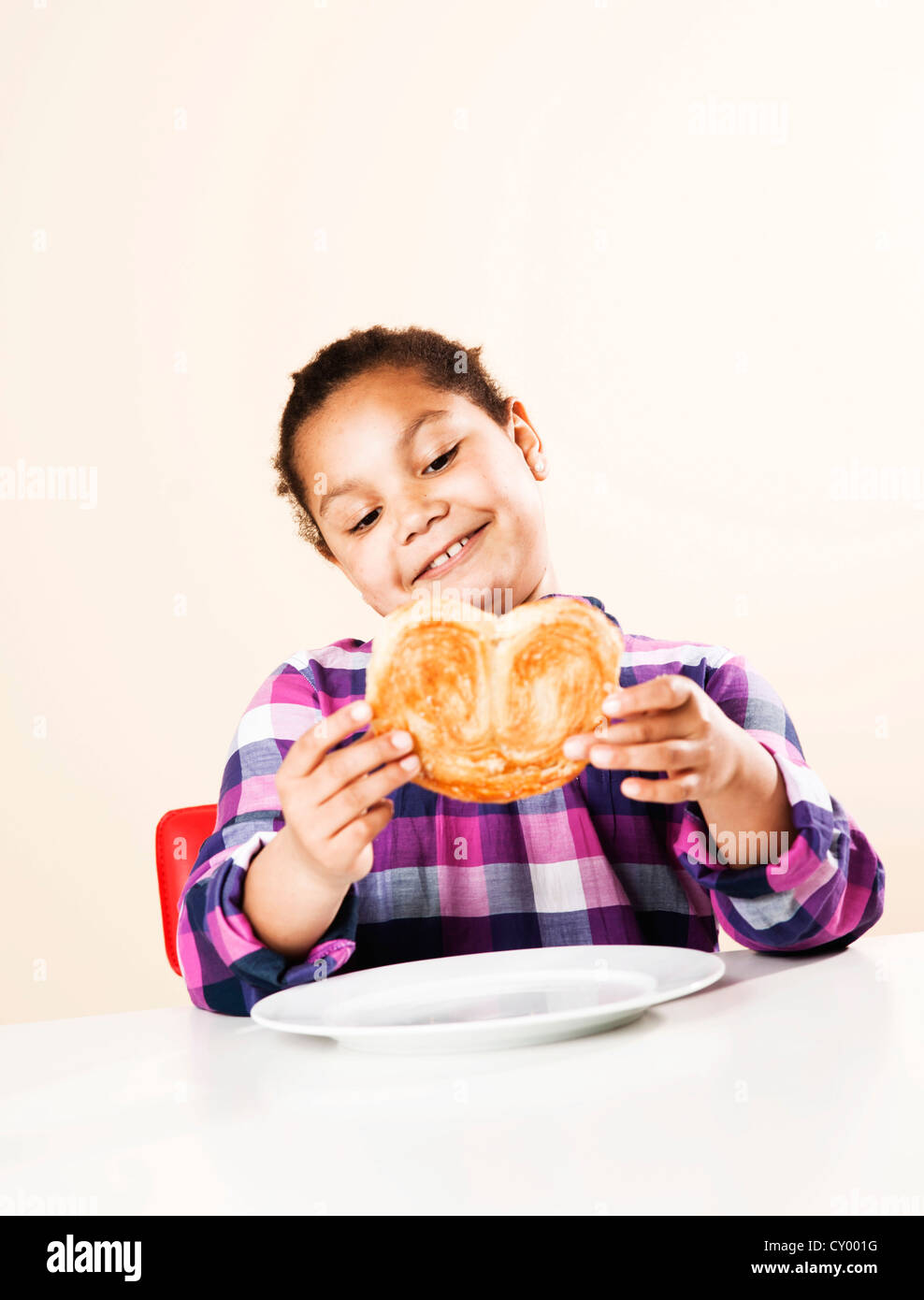 Hungrily hi-res stock photography and images - Page 2 - Alamy