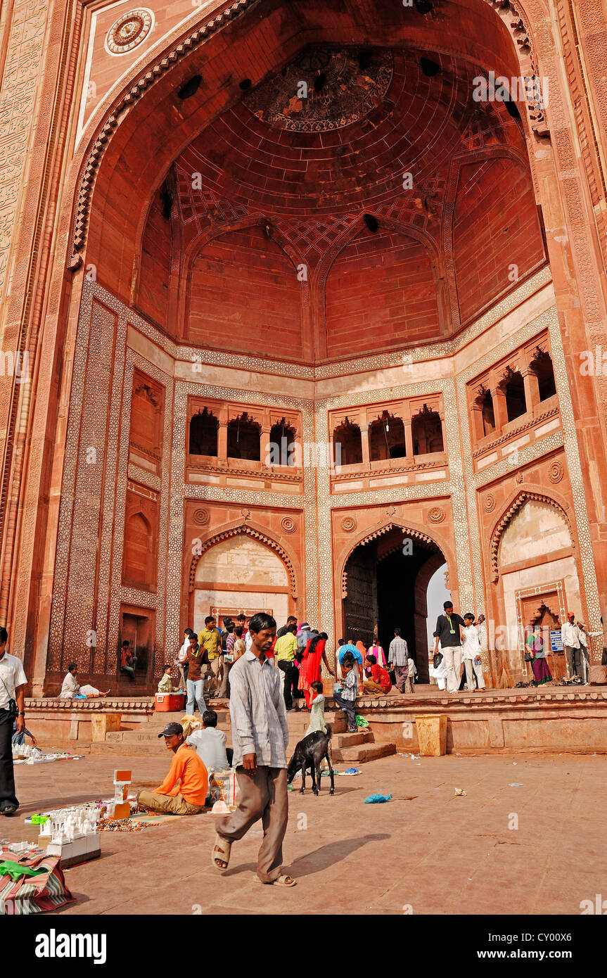 Street vendors at 'Buland Darwaza', the Gate of Victory, Jami Masjid Mosque or Dargah Mosque, Mughal city of Fatehpur Sikri Stock Photo