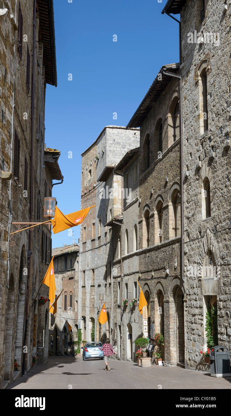 Narrow row houses hi-res stock photography and images - Alamy
