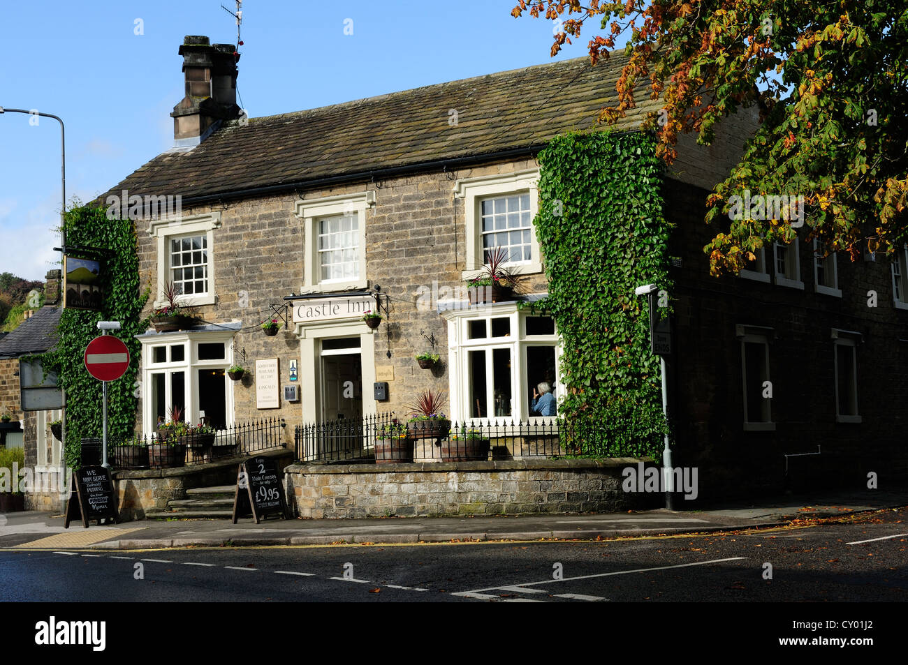 Bakewell Derbyshire.Public House and Shops Stock Photo Alamy