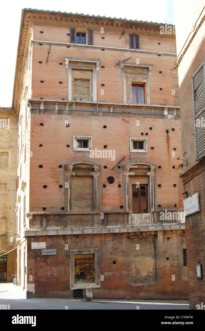 Run down house siena tuscany italy hi-res stock photography and images -  Alamy