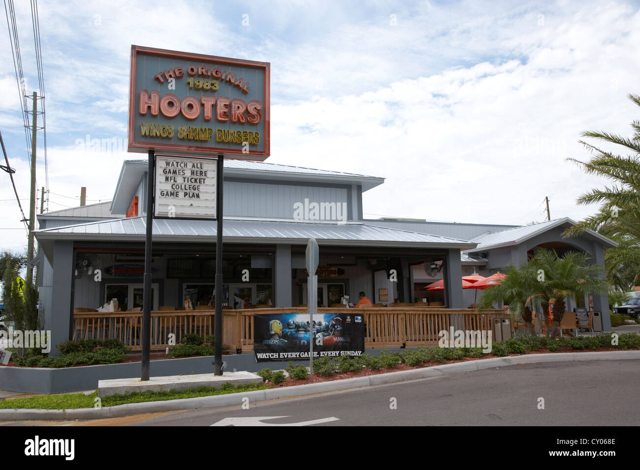Hooters restaurant hires stock photography and images Alamy