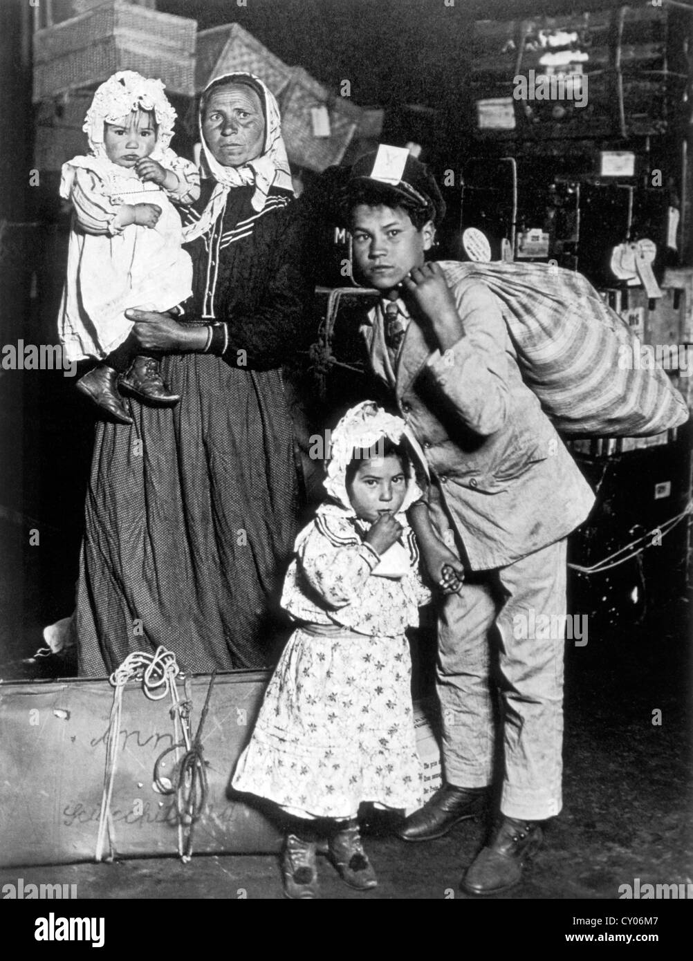 Immigrant Family, Ellis Island, New York, USA, Circa 1905 Stock Photo