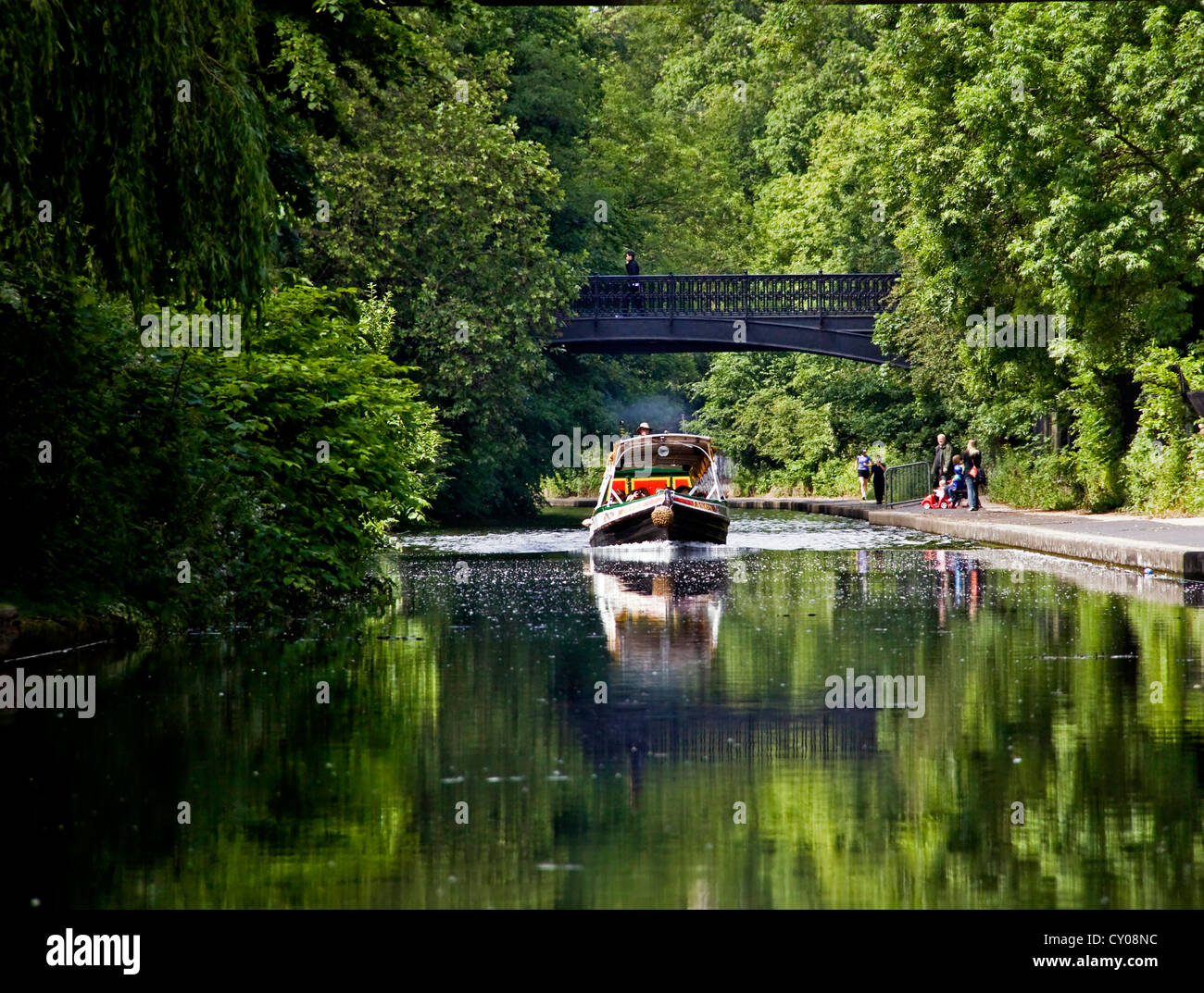 Grand union canal in regents park London Stock Photo - Alamy