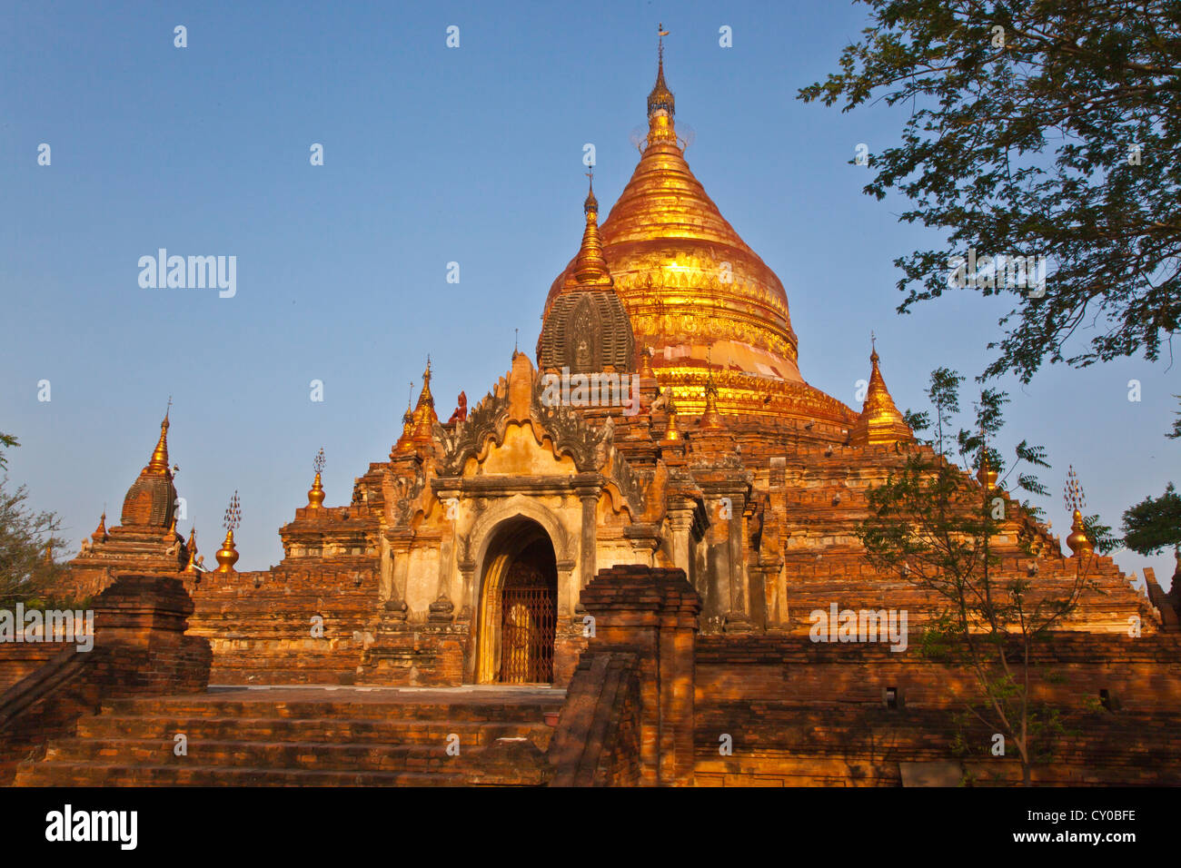 The gilded bell shaped DHAMMAYAZIKA PAGODA completed in 1196 AD by Narapatisithu - BAGAN, MYANMAR Stock Photo