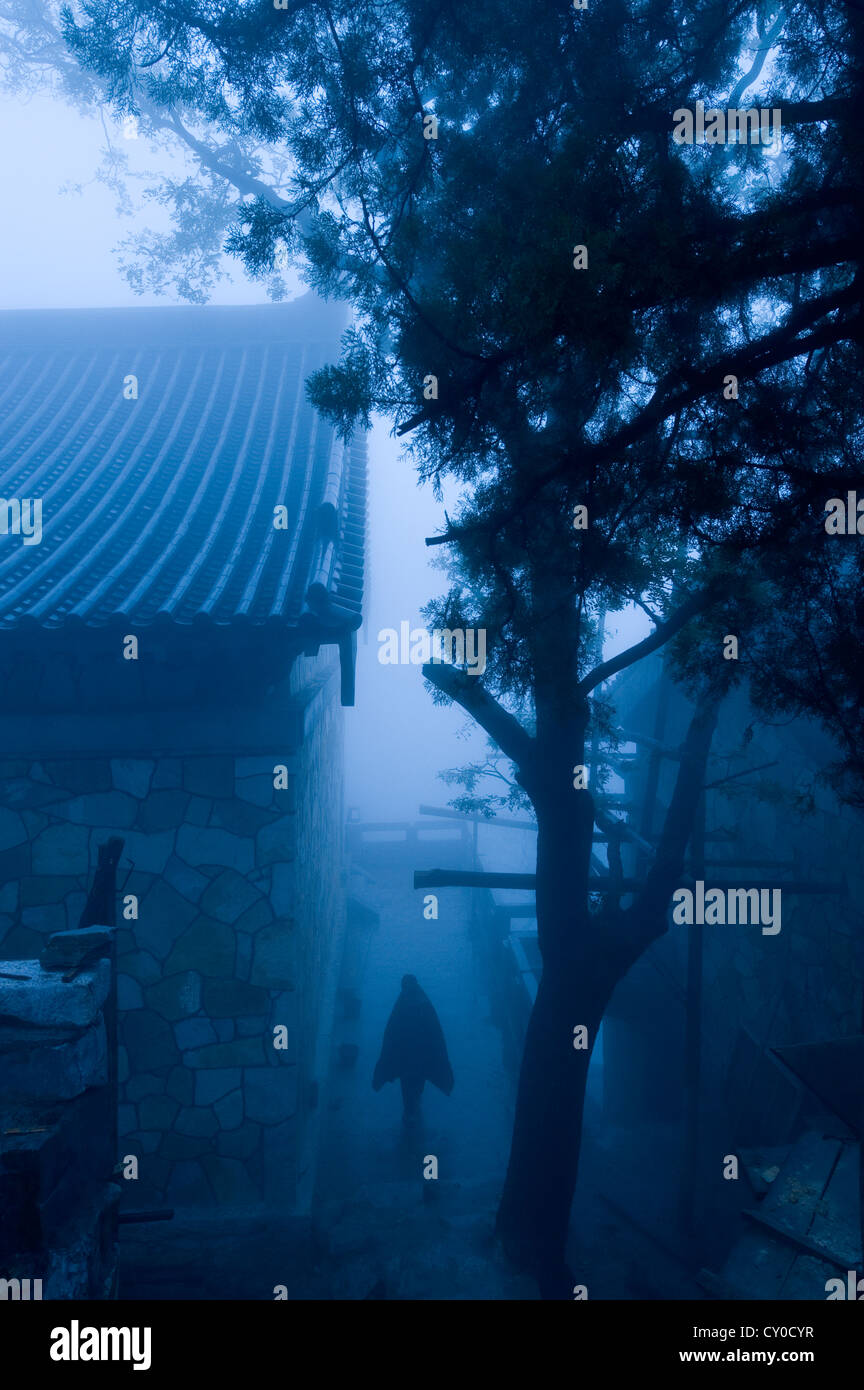 A man mysteriously wrapped in a blanket at the San Huang Zhai Monastery on Song Mountain, China Stock Photo