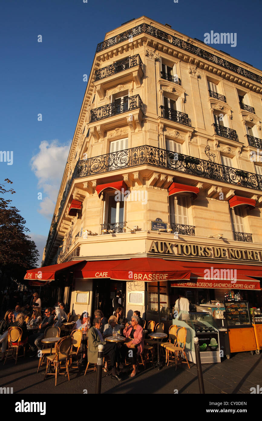 Cafe aux tours de Notre Dame in Paris, Rue du Cloître-Notre-Dame Stock Photo