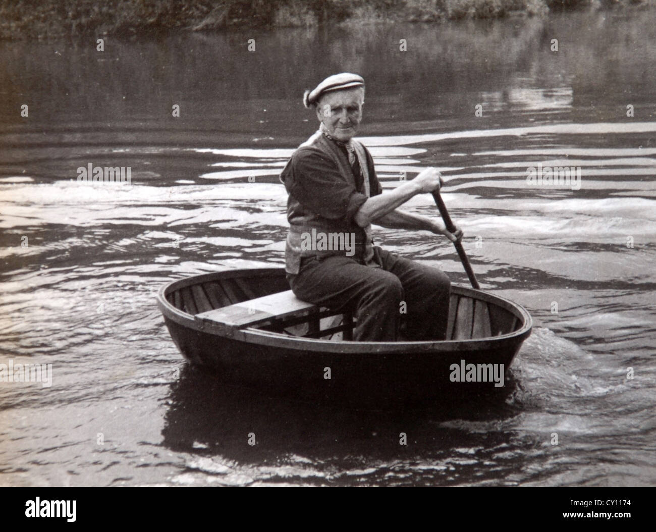 Ironbridge Coracle maker Harry Rogers on the River Severn at Ironbridge in 1954 Stock Photo