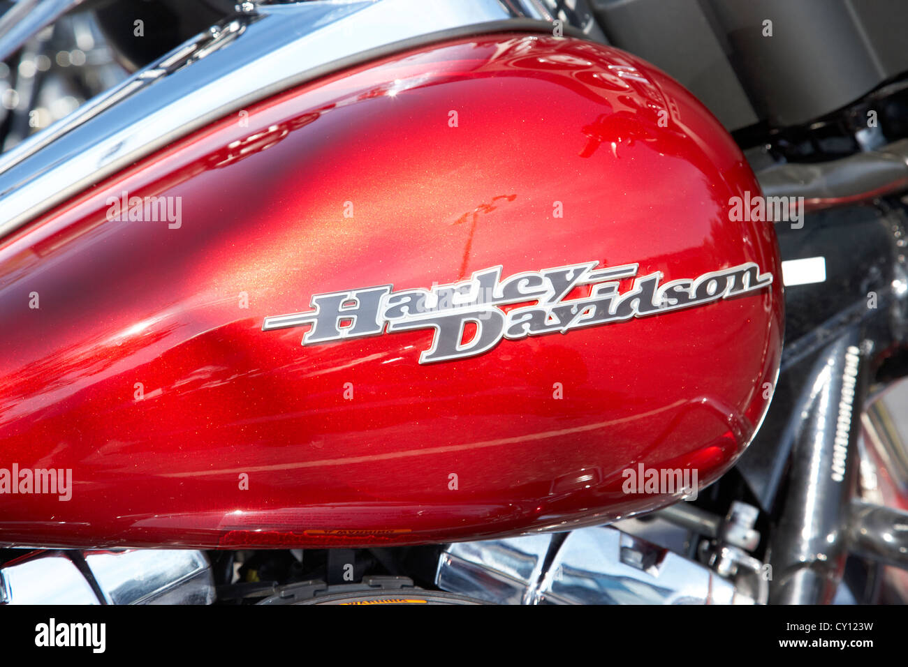 Nahaufnahme von einem Motorrad Tankdeckel mit dem Harley Davidson Logo auf  einer Versammlung der amerikanischen Motorräder in Beaucaire  Stockfotografie - Alamy