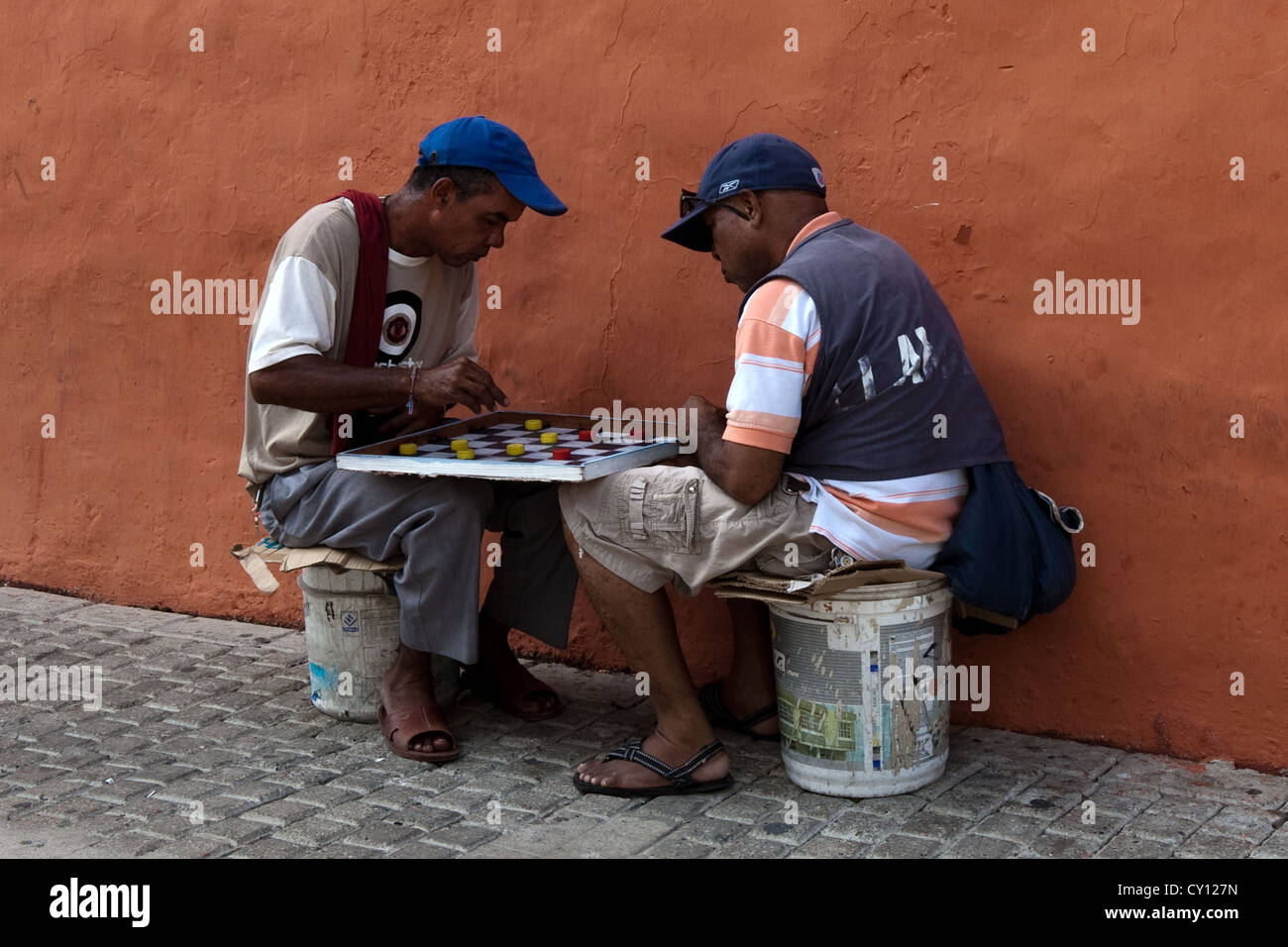 2 men playing draughts, Plaza San Diego, Barrio San Diego, old walled city, Ciudad Amurallada, Cartagena de Indias, Colombia Stock Photo
