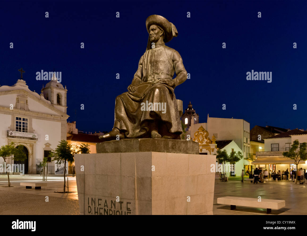 Portugal, the Algarve, Lagos, statue of the Infante Dom Henrique ( Henry the Navigator ) in the Praça do Infante at night Stock Photo
