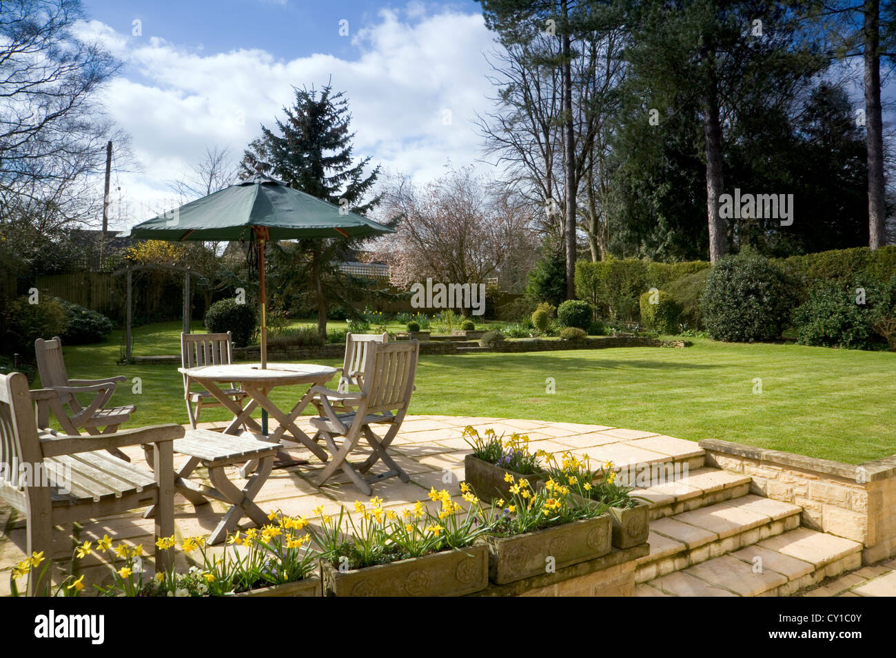 Garden table chairs parasol hires stock photography and images Alamy