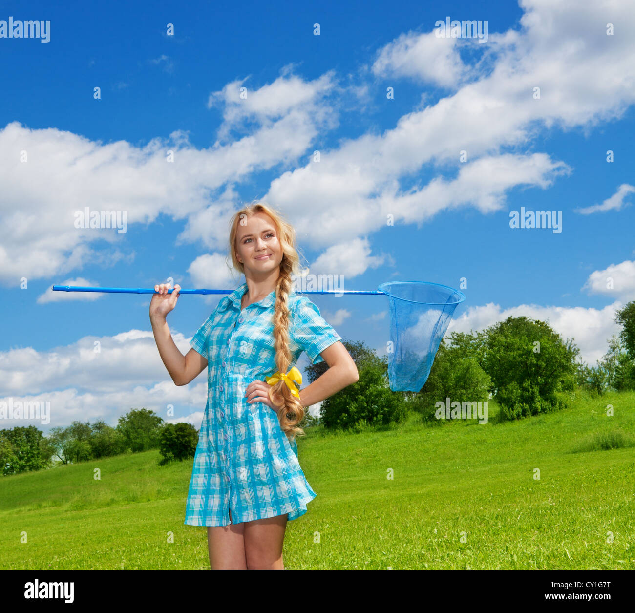 Я ловлю саша. Девочка с сачком. Девушка с сачком в руках. Девушка ловит бабочек. Фотосессия с сачком.