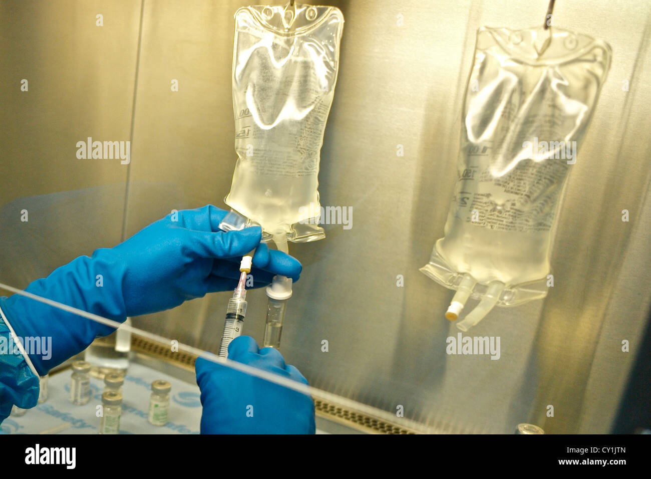 Chemotherapy iv hi-res stock photography and images - Alamy
