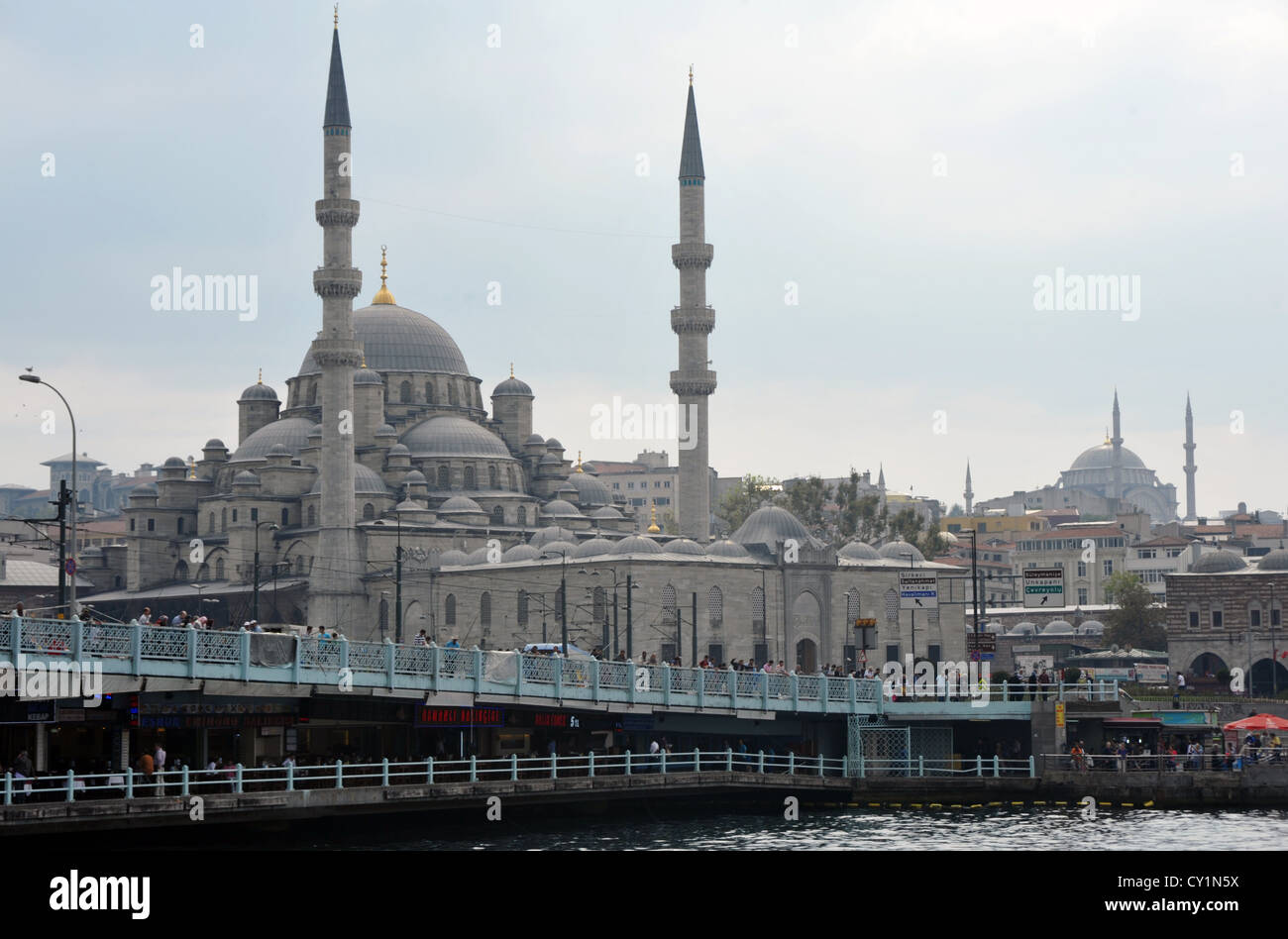 Yeni Camii and the Galata Bridge, Eminönü, Istanbul, Turkey. Stock Photo