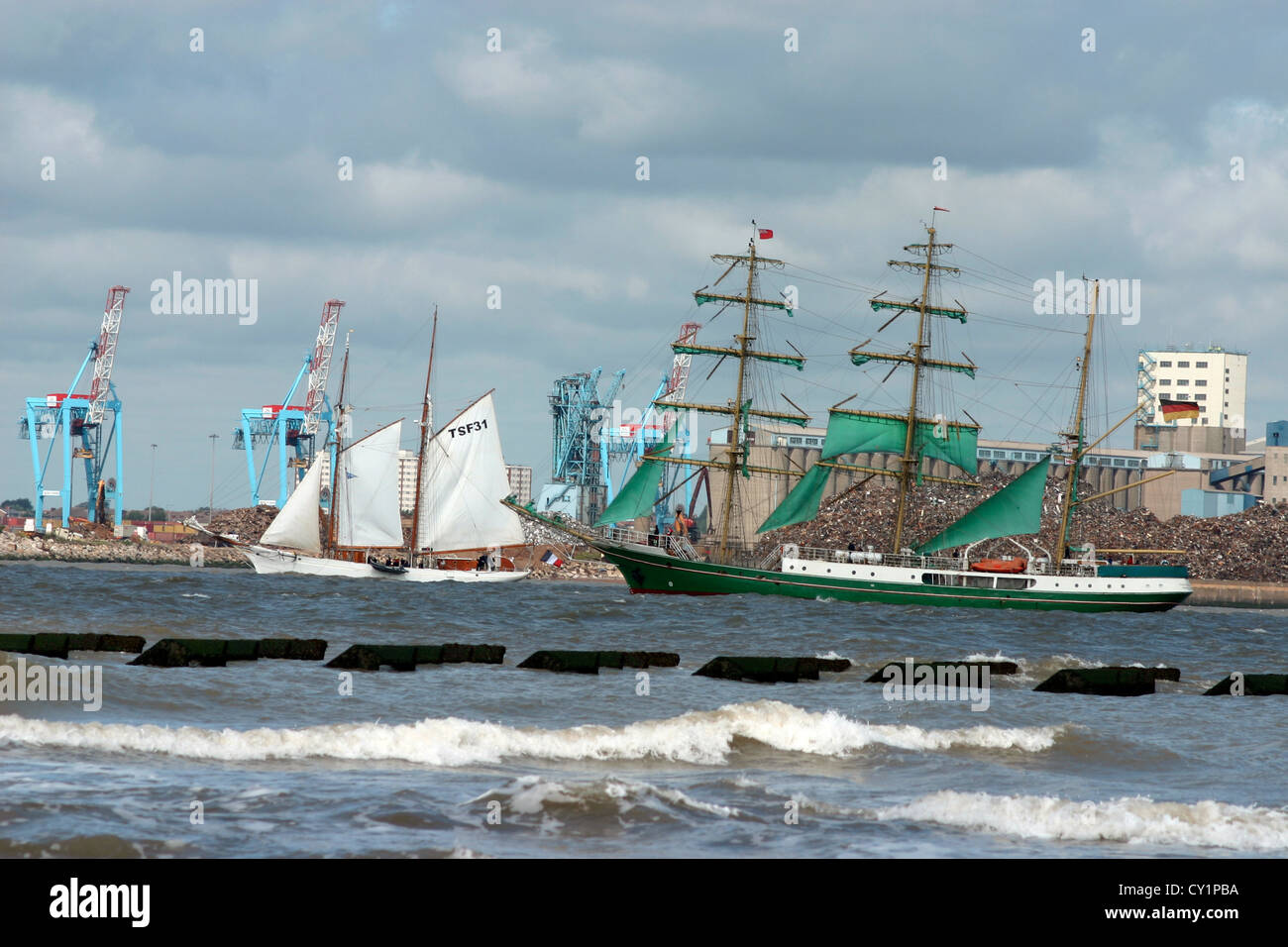 Parade of tall ships hi-res stock photography and images - Alamy