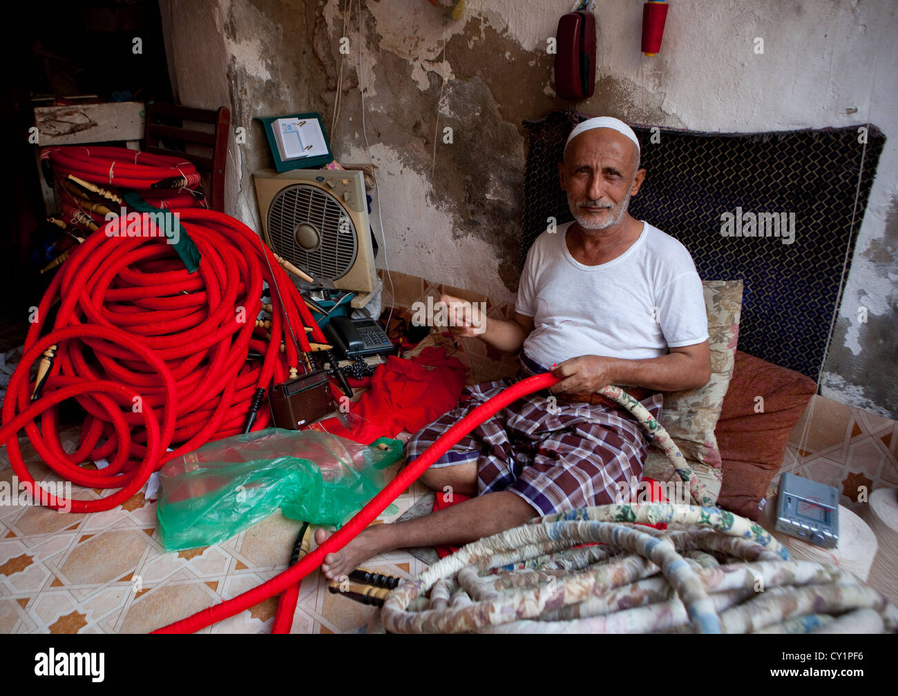 Making A Shisha, Jeddah, Saudi Arabia Stock Photo - Alamy
