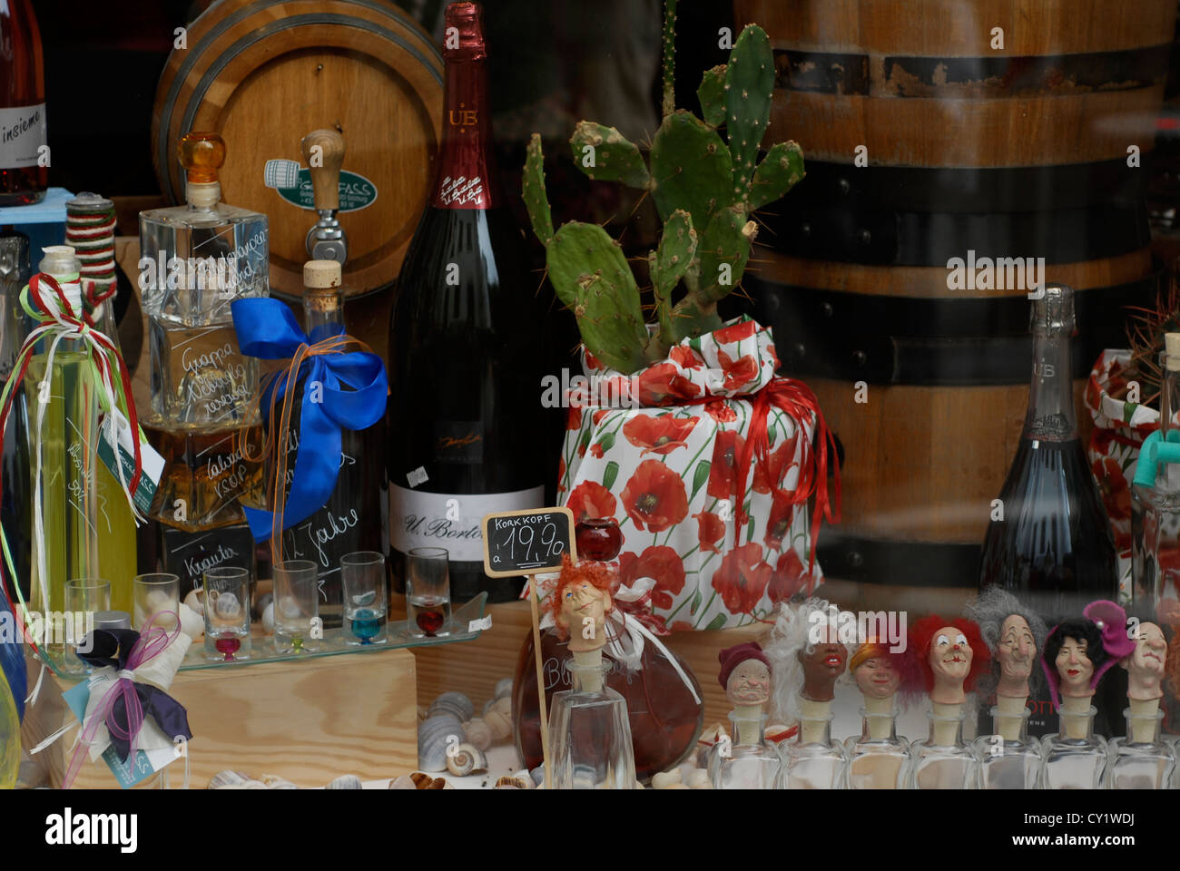 Philharmoniker Gasse Genuss Fass Souvenirs, wines Salzburg, Shop, Austria, Europe Stock Photo