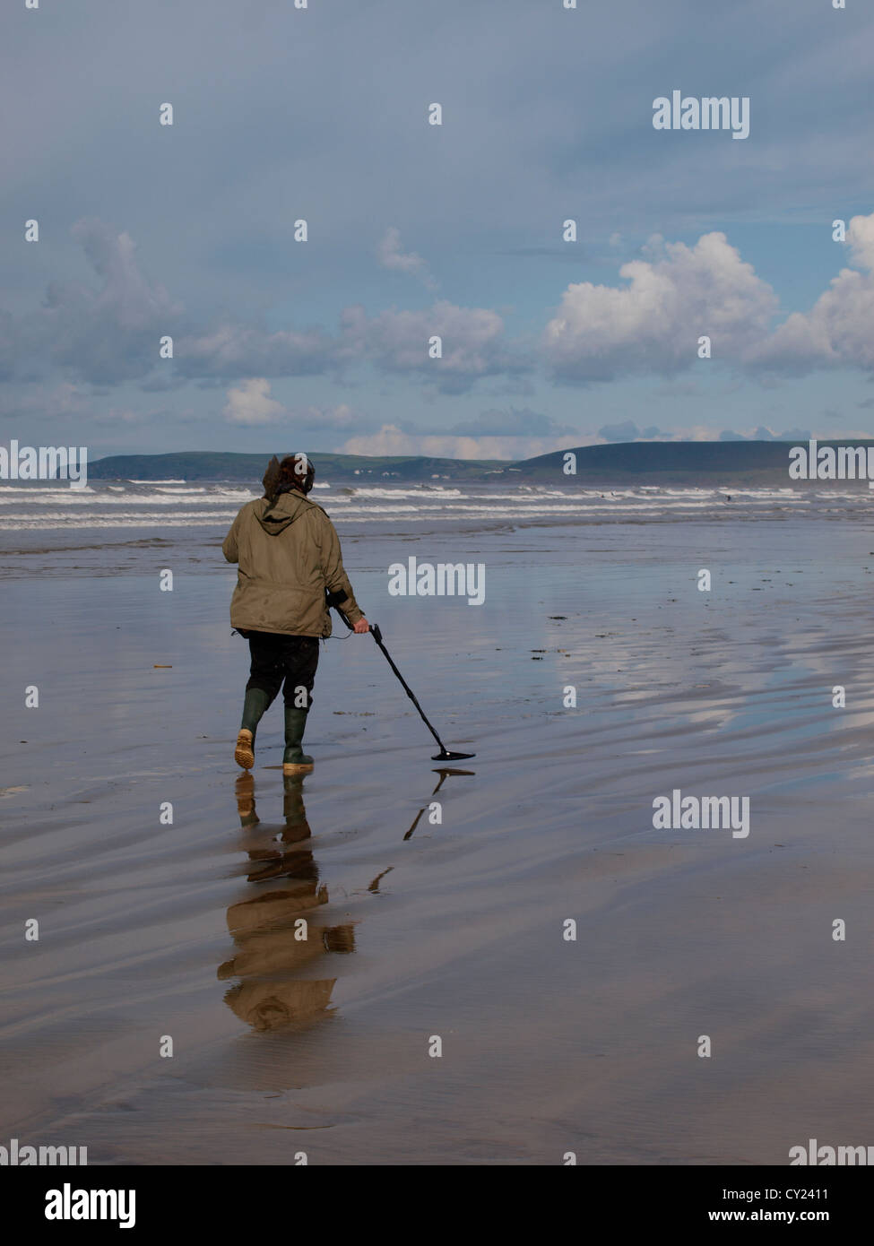 Man metal detecting on the beach at Westward Ho!, Devon, UK Stock Photo