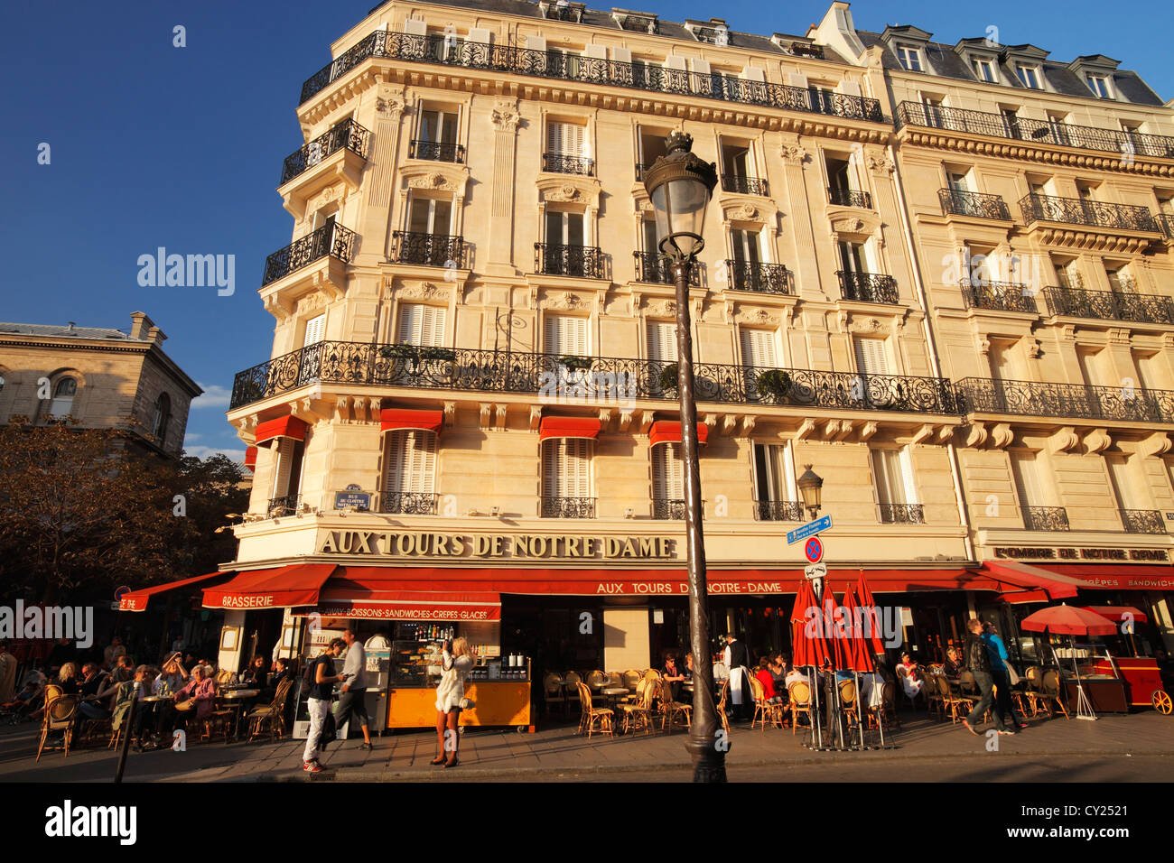 Cafe aux tours de Notre Dame in Paris, Rue du Cloître-Notre-Dame Stock Photo