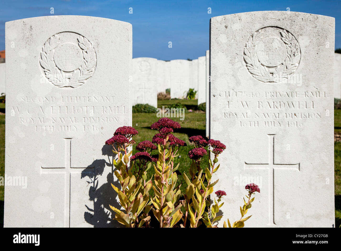 Allied WWI graves at the Tranchee de Mecknes First World War Cemetery, Aix Noulette, Pas de Calais, France Stock Photo