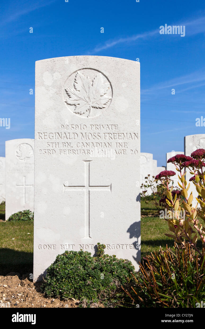 Allied WWI graves at the Tranchee de Mecknes First World War Cemetery, Aix Noulette, Pas de Calais, France Stock Photo