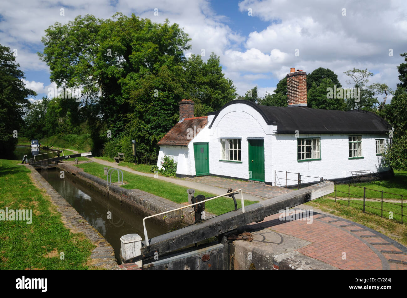 Lock No. 31 and the Landmark Trust's Lengthsman's Cottage on the Stratford-upon-Avon Canal at Lowsonford, Warwickshire, England Stock Photo