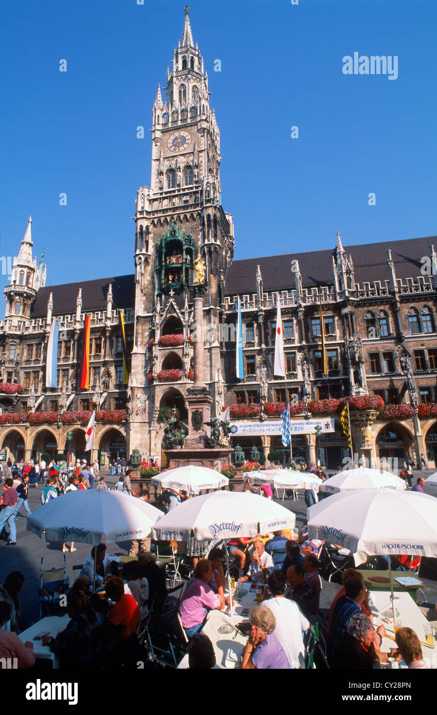 New Town Hall and outdoor cafe restaurant at Marienplatz in Munich Stock Photo