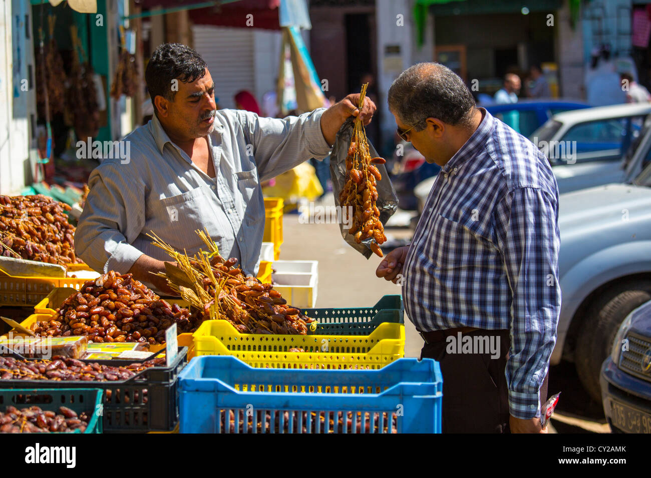 Choosing dates in the market, Tunis, Tunisia Stock Photo