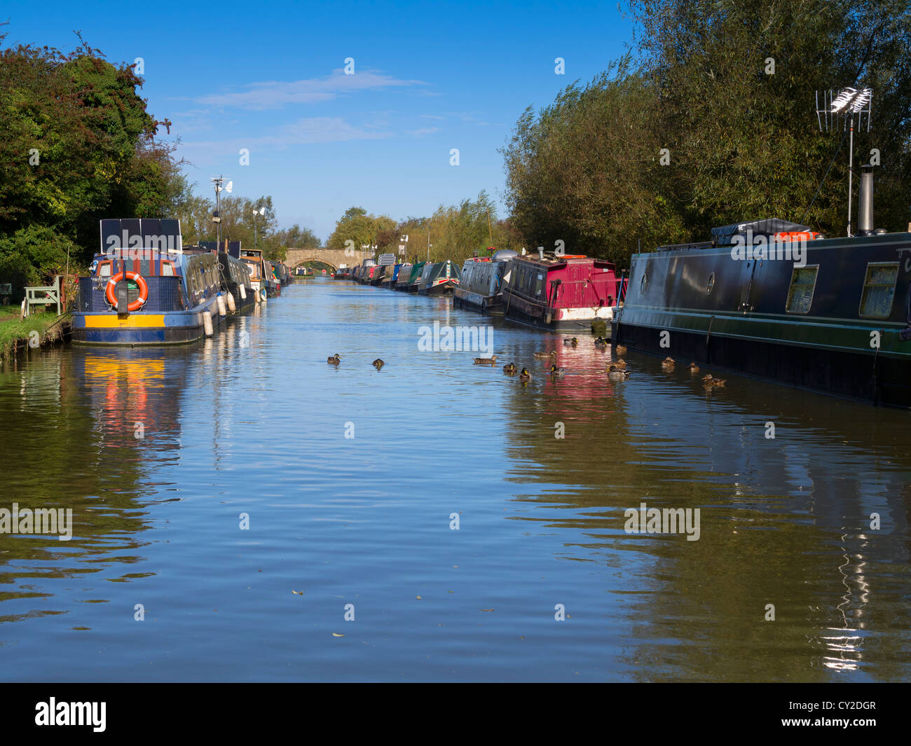 Narrowboats moored on both sides of the Oxford Union Canal at Heyford Wharf, Oxfordshire Stock Photo