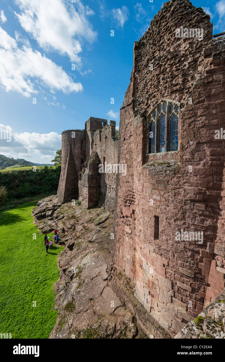 SCHOOL CHILDREN AND TEACHER IN SITE OF MOAT GOODRICH CASTLE, ROSS-On-WYE, HEREFORDSHIRE, ENGLAND UK Stock Photo