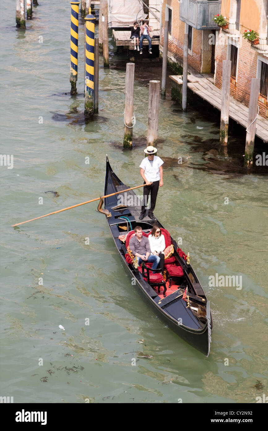 Gondola venice couple hi-res stock photography and images - Alamy