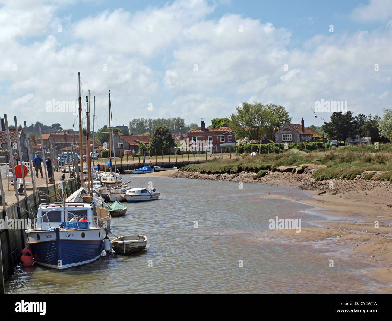 Boats stranded on the mud flats at low tide Blakeney Quay Stock Photo