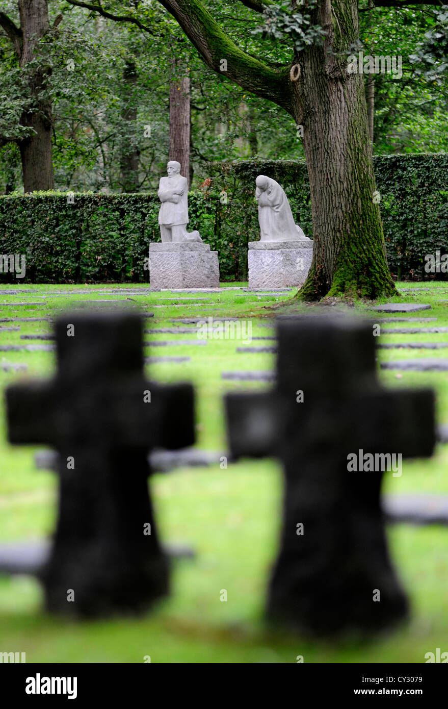 FLANDERS. Vladslo German Cemetery. The statues by Kathe Kollwitx Treurend Ouderpaar (grieving parents). Stock Photo