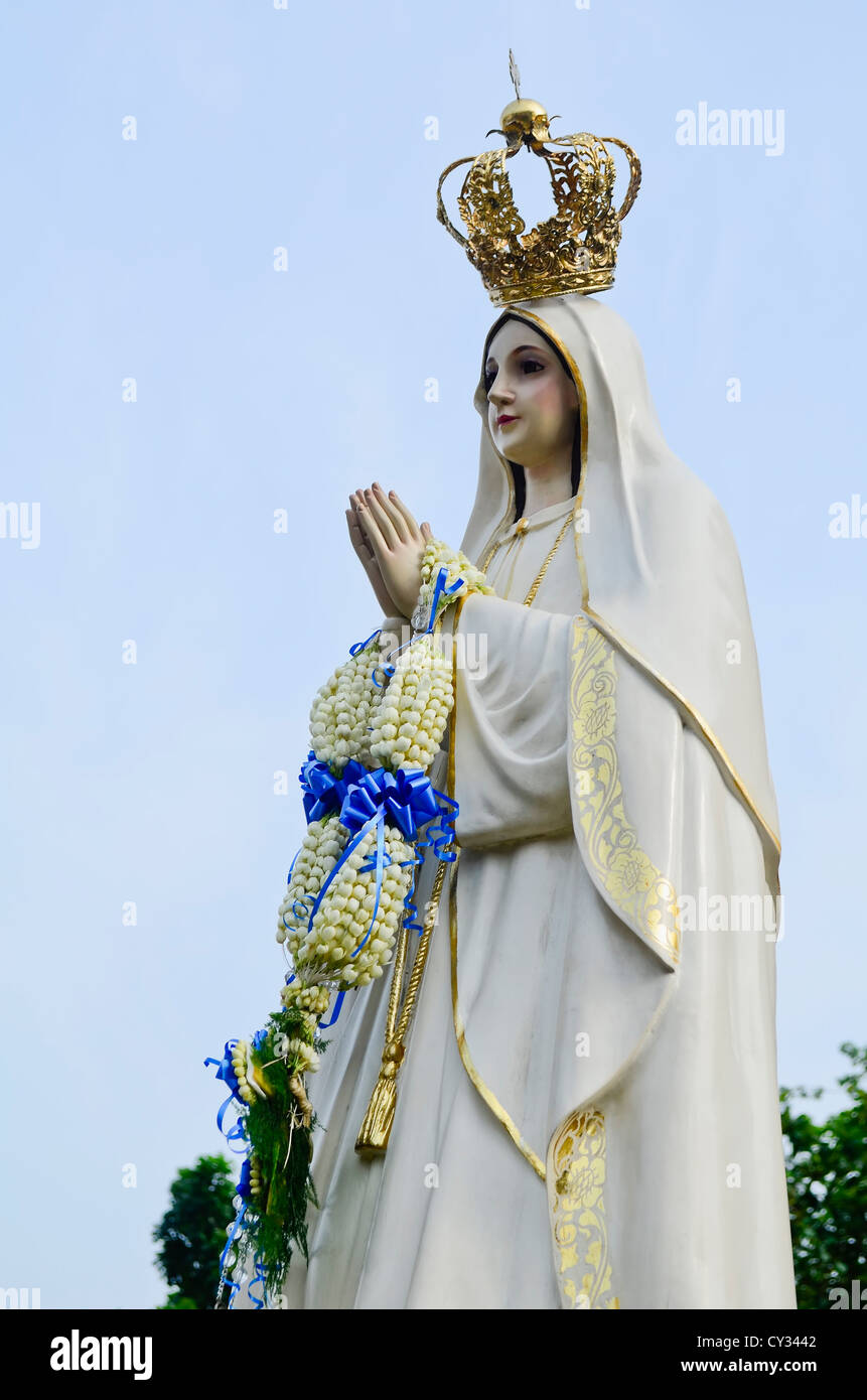 statue-of-the-holy-mother-virgin-mary-mother-of-god-stock-photo-alamy