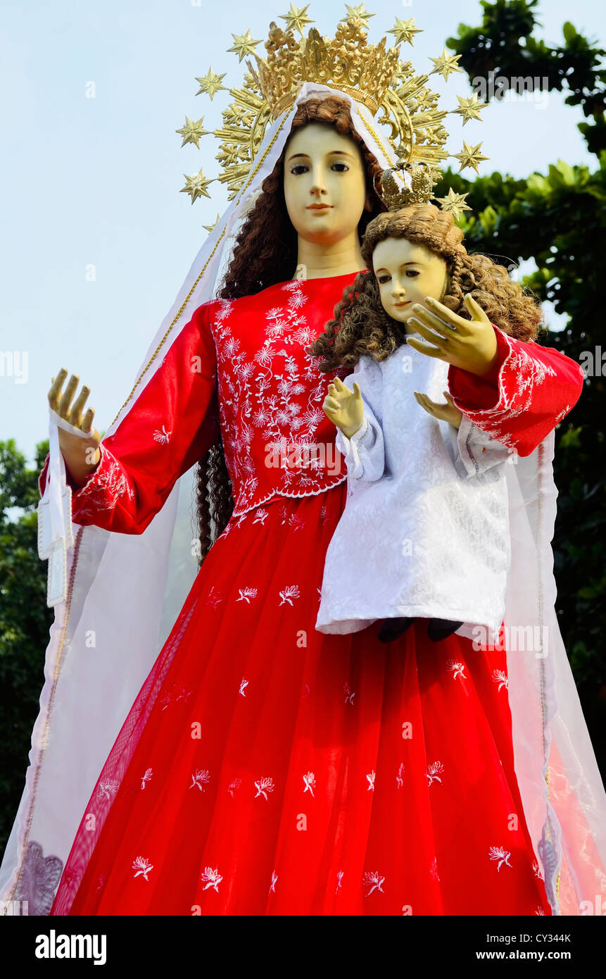 Statue of the Holy Mother Virgin Mary carrying the Child Jesus Stock Photo  - Alamy