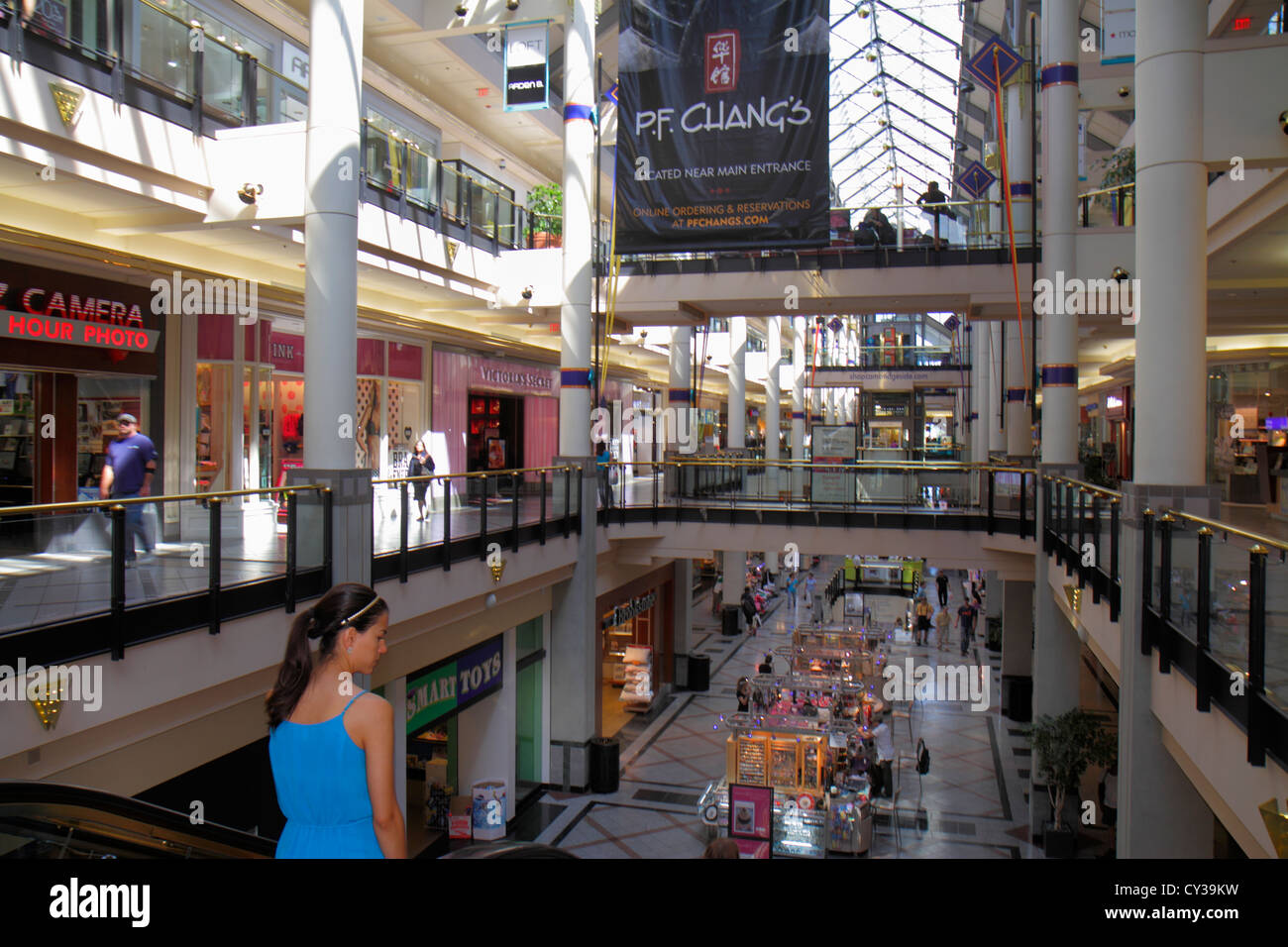 Cambridge Massachusetts,Boston CambridgeSide Galleria,mall arcade,shopping  shopper shoppers shop shops market markets marketplace buying selling,retai  Stock Photo - Alamy