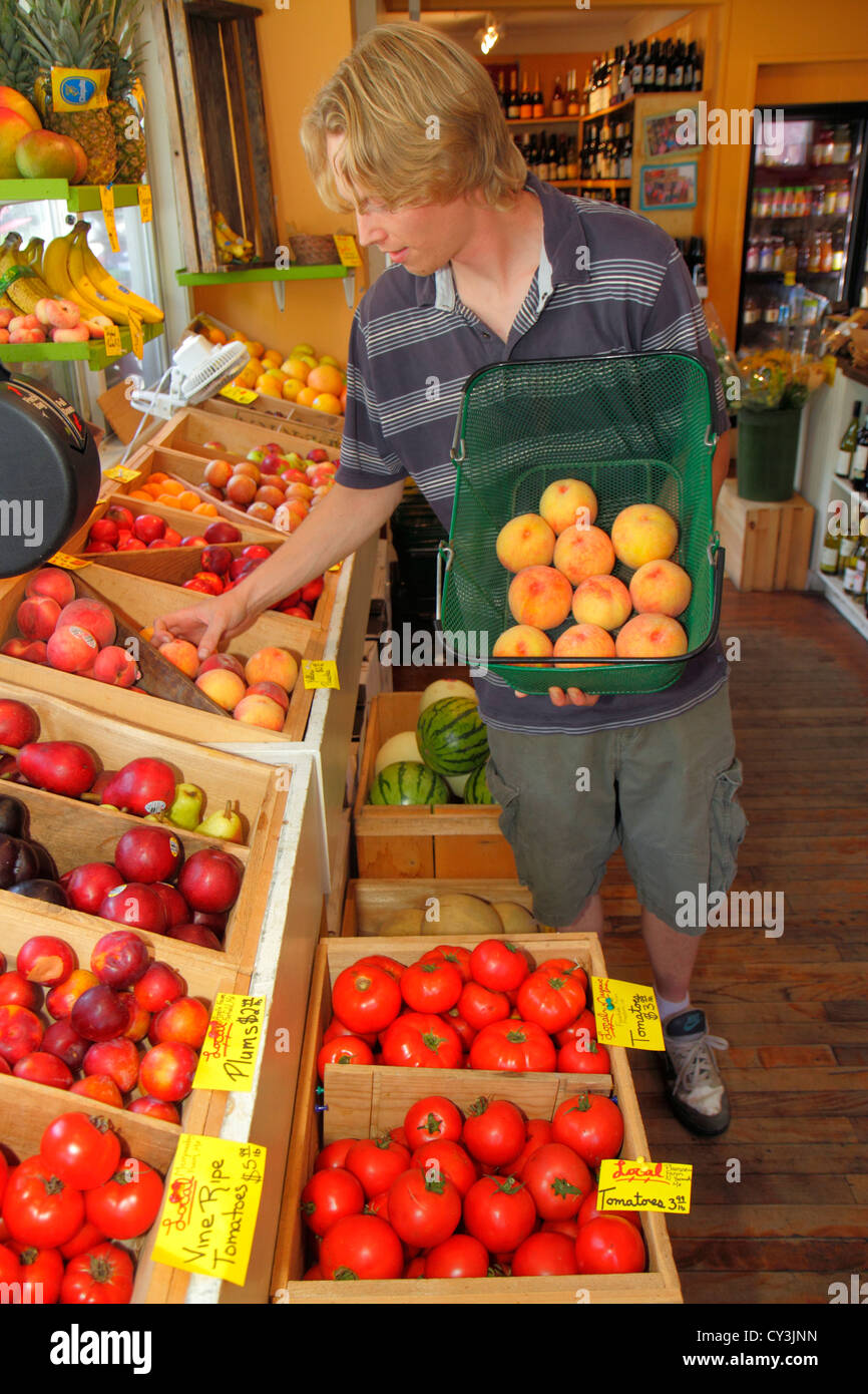Maine Yarmouth,Main Street,Rosemont Market & Bakery,local,produce,tomatoes,peaches,man men male adult adults,employee worker workers staff job working Stock Photo