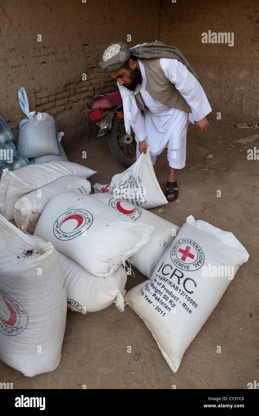 victims of war get foodaid from ICRC in Kunduz, Afghanistan Stock Photo