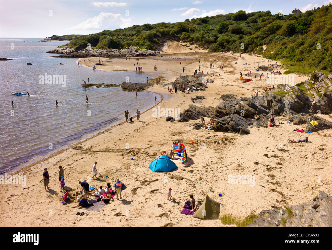 Families at a beach hi-res stock photography and images - Alamy