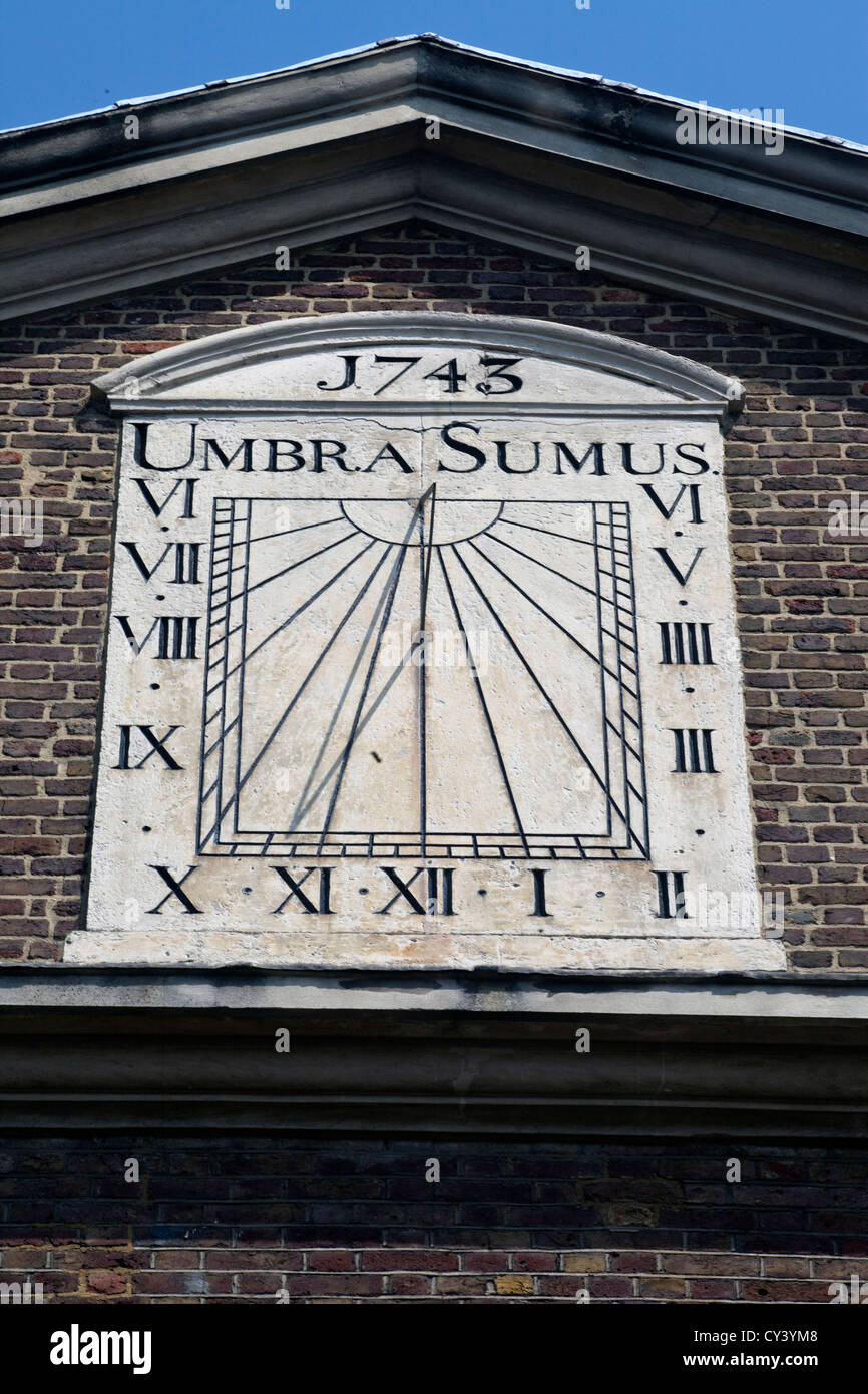 Hugenot sundial on the side of the Jama Majid Mosque in Brick Lane with inscription Umbra Sumus 'We are shadows' Stock Photo
