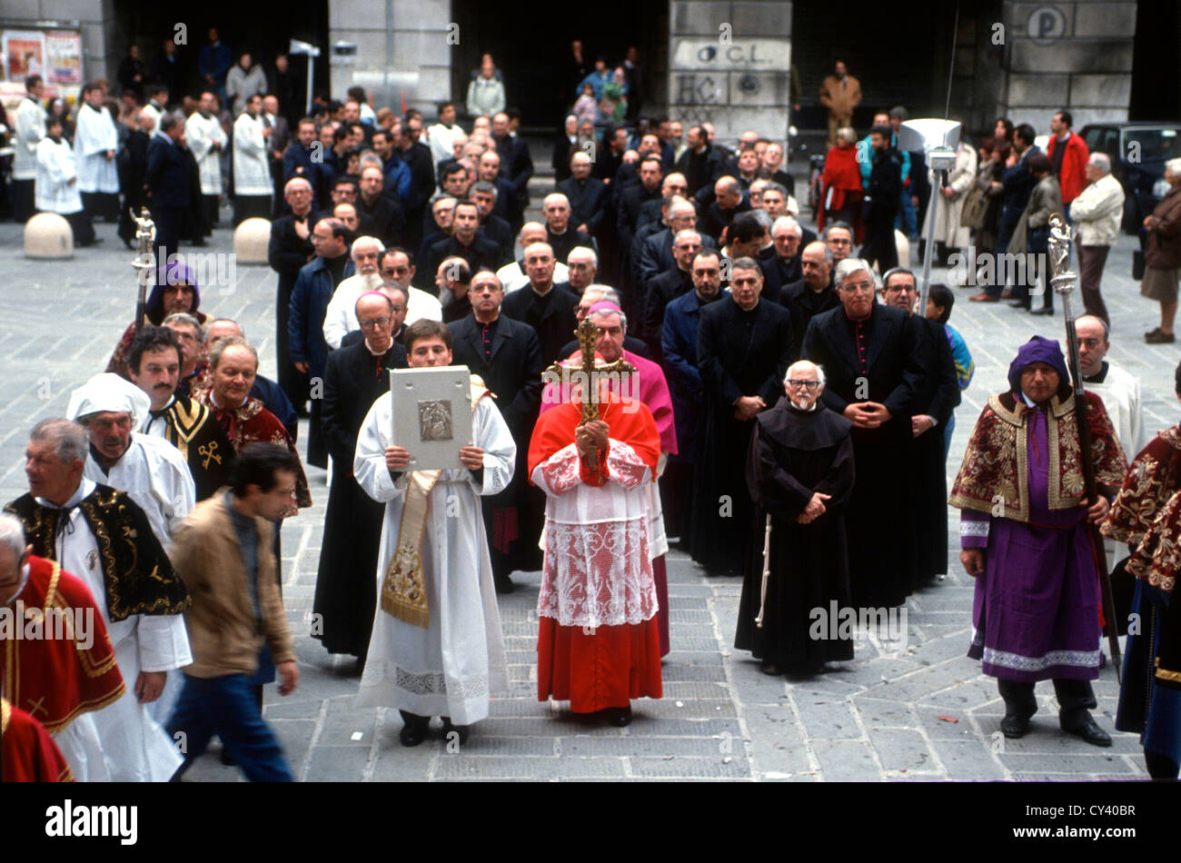 GENOA ITALY. A PROCESSION ENTERS THE CATHEDRAL OF SAN LORENZO Stock Photo