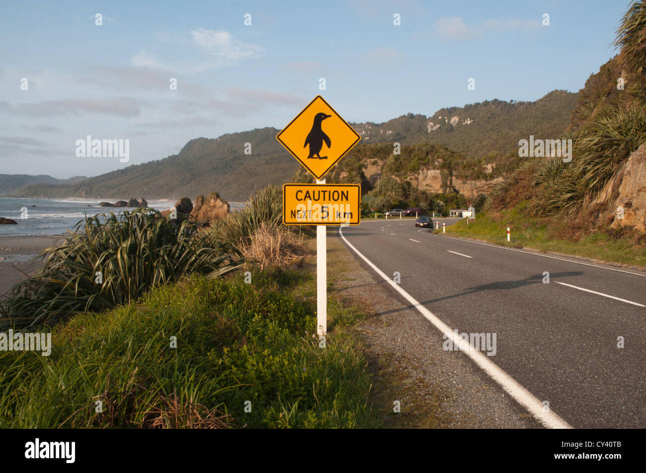 Sometimes traffic signs in New Zealand warn drivers about crossing penguins. In Neuseeland warnen Verkehrsschilder vor Pinguinen Stock Photo
